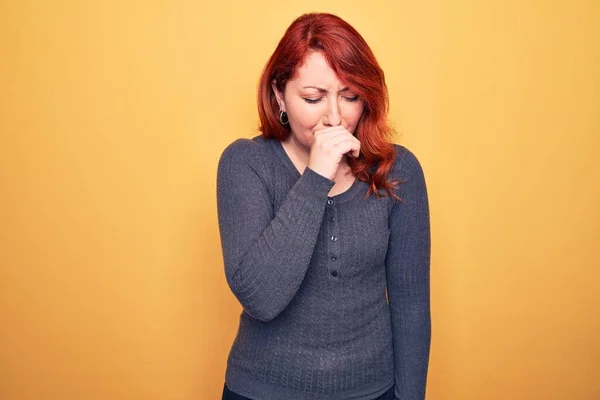 Junge Schöne Rothaarige Frau Lässigem Pullover Der Über Gelbem Hintergrund — Stockfoto