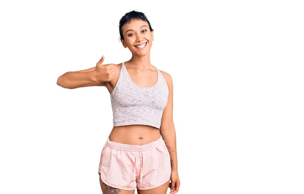 Spor Kıyafeti Giyen Genç Bir Kadın Mutlu Pozitif Gülümsüyor Başparmağıyla — Stok fotoğraf