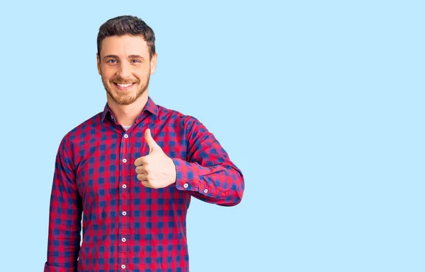 Schöner Junger Mann Mit Bär Lässigem Hemd Der Mit Der — Stockfoto