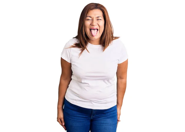 中世のラテン語の女性が面白い表情で幸せ舌を突き出すカジュアルな白いTシャツを着ています 感情の概念 — ストック写真