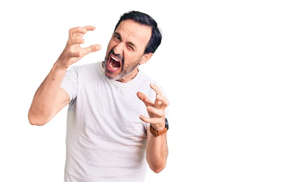 Orta Yaşlı Yakışıklı Bir Adam Gündelik Tişört Giyip Öfkeden Bağırıyor — Stok fotoğraf