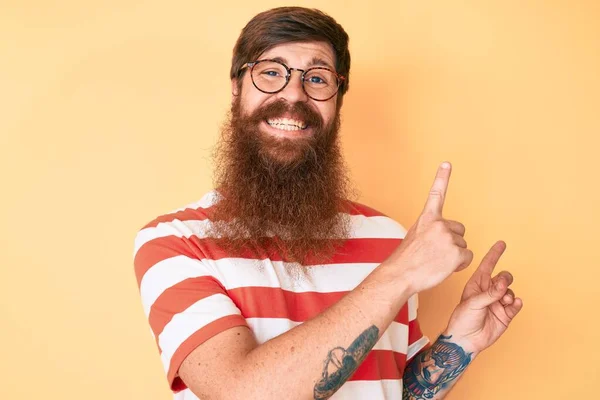 Bonito Jovem Cabeça Vermelha Homem Com Barba Longa Vestindo Roupas — Fotografia de Stock