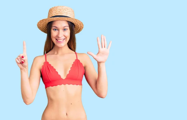 Belle Brune Jeune Femme Portant Bikini Montrant Pointant Vers Haut — Photo
