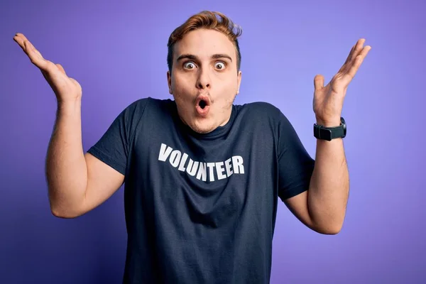 Jovem Homem Ruivo Bonito Vestindo Camiseta Voluntária Sobre Fundo Roxo — Fotografia de Stock