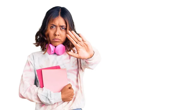 Junge Schöne Mischlingshündin Mit Büchern Der Hand Die Mit Offener — Stockfoto