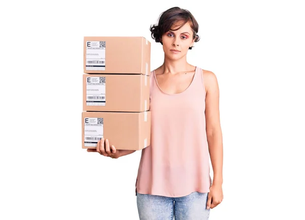 Beautiful Young Woman Short Hair Holding Delivery Packages Thinking Attitude — Stock Photo, Image