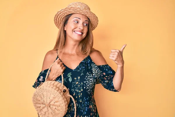 Mujer Hispana Mediana Edad Con Sombrero Verano Sosteniendo Bolsa Mimbre — Foto de Stock