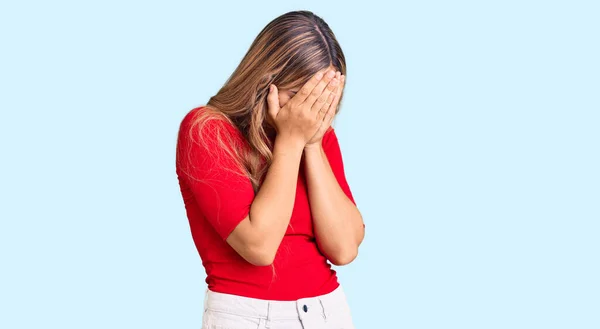 Jovem Mulher Loira Bonita Vestindo Roupas Casuais Com Expressão Triste — Fotografia de Stock