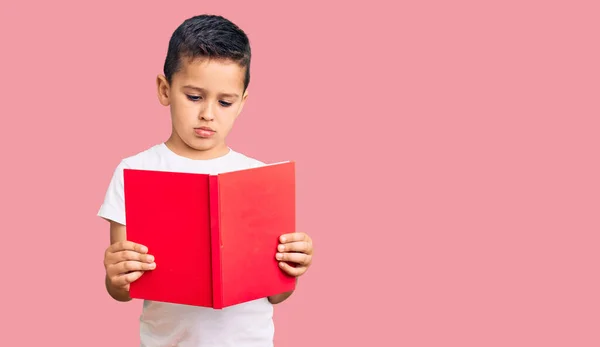 Pequeño Niño Lindo Leyendo Libro Pensando Actitud Expresión Sobria Buscando — Foto de Stock