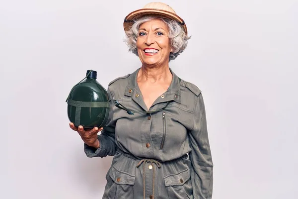 Senior Mulher Cabelos Grisalhos Usando Chapéu Explorador Segurando Cantina Água — Fotografia de Stock