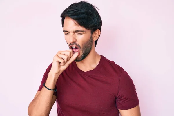 Hombre Hispano Guapo Usando Ropa Casual Sintiéndose Mal Tosiendo Como — Foto de Stock