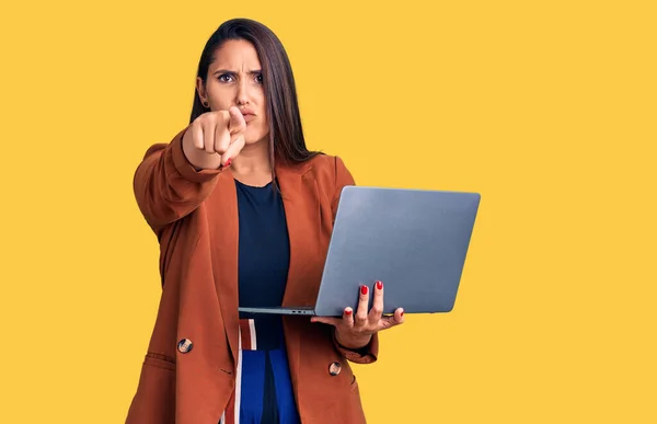 Jong Mooi Brunette Vrouw Met Behulp Van Laptop Wijzen Met — Stockfoto