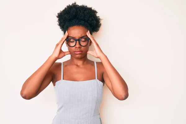 Jovem Afro Americana Vestindo Roupas Casuais Óculos Que Sofrem Dor — Fotografia de Stock