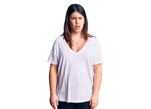 Mulher Morena Bonita Nova Vestindo Shirt Casual Cético Nervoso Franzindo — Fotografia de Stock