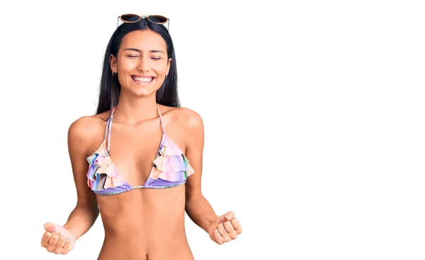 Bikini Güneş Gözlüğü Takan Genç Güzel Bir Latin Kız Çok — Stok fotoğraf