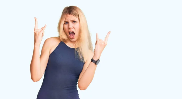 Ung Vacker Blond Kvinna Bär Casual Klänning Skrika Med Galna — Stockfoto