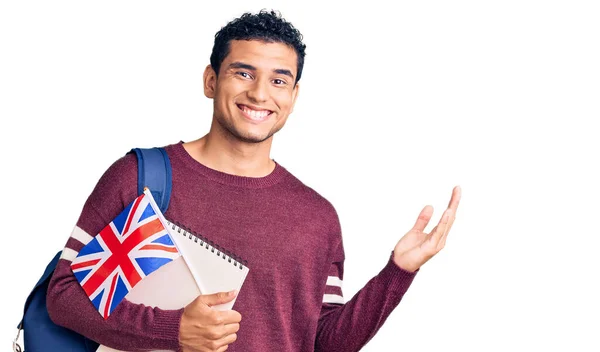 Spaanse Knappe Jongeman Wisselen Student Met Britse Vlag Vieren Overwinning — Stockfoto