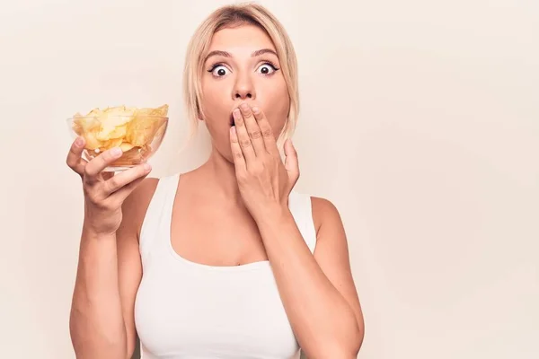 Joven Hermosa Mujer Rubia Sosteniendo Tazón Con Papas Fritas Sobre — Foto de Stock