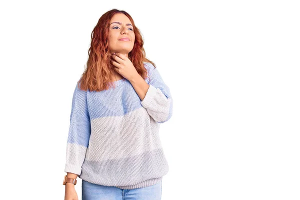 Young Latin Woman Wearing Casual Clothes Touching Painful Neck Sore — Stock Photo, Image