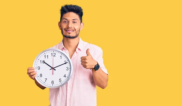 Beau Jeune Homme Latino Américain Tenant Une Grande Horloge Souriant — Photo