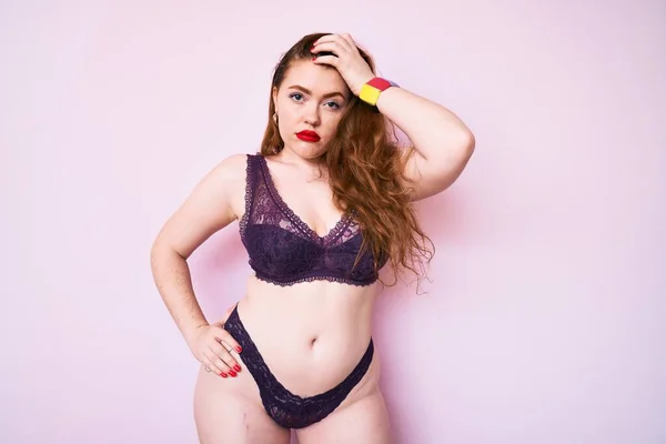 Jovem Mulher Ruiva Size Vestindo Lingerie Sexy Com Mão Cabelo — Fotografia de Stock