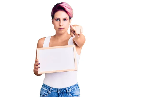 Junge Schöne Frau Mit Rosa Haaren Die Leere Weiße Tafel — Stockfoto