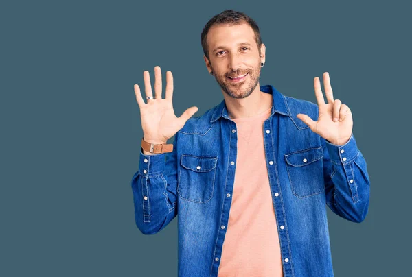 Giovane Bell Uomo Che Indossa Abiti Casual Mostrando Indicando Con — Foto Stock