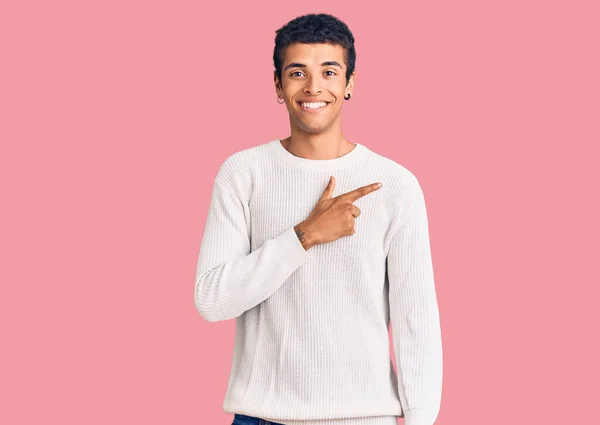 Ung Afrikansk Amercian Man Bär Casual Kläder Glad Med Ett — Stockfoto