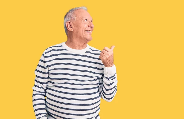 Älterer Gutaussehender Grauhaariger Mann Trägt Lässig Gestreiften Pullover Lächelt Mit — Stockfoto