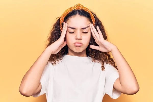 Belle Jeune Fille Aux Cheveux Bouclés Portant Des Vêtements Décontractés — Photo