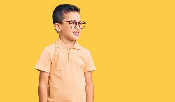 Malý Roztomilý Chlapec Neformálním Oblečení Brýlích Dívá Stranou Úsměvem Tváři — Stock fotografie