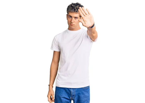 Mladý Pohledný Muž Neformální Bílé Košili Přestane Zpívat Dlaní Ruky — Stock fotografie