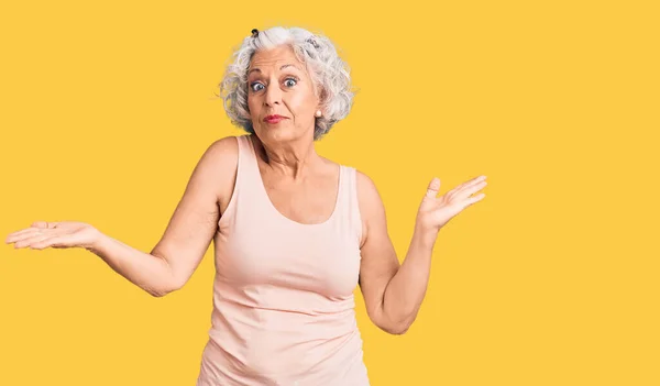 Yaşlı Gri Saçlı Sıradan Kıyafetler Giyen Kafası Karışmış Elleri Kolları — Stok fotoğraf