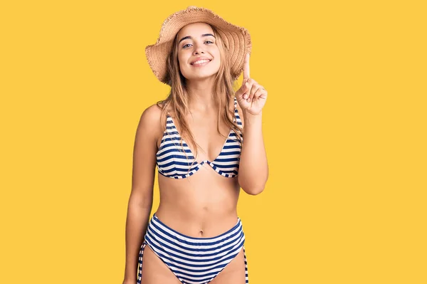 Ung Vacker Blond Kvinna Med Bikini Och Hatt Som Pekar — Stockfoto