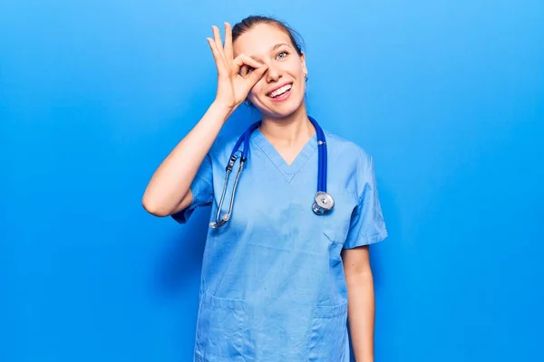 Junge Blonde Frau Arztuniform Und Stethoskop Lächelt Glücklich Dabei Zeichen — Stockfoto