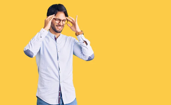 Snygg Latinamerikansk Man Klädd Affärsskjorta Och Glasögon Med Hand Huvudet — Stockfoto