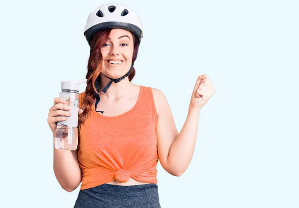 Junge Schöne Frau Trägt Fahrradhelm Und Hält Wasserflasche Schreiend Stolz — Stockfoto