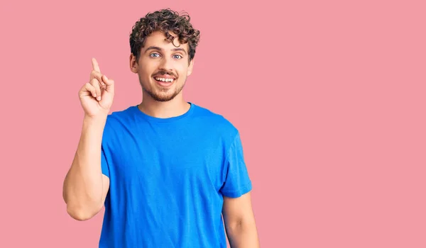 Jeune Homme Beau Aux Cheveux Bouclés Portant Des Vêtements Décontractés — Photo