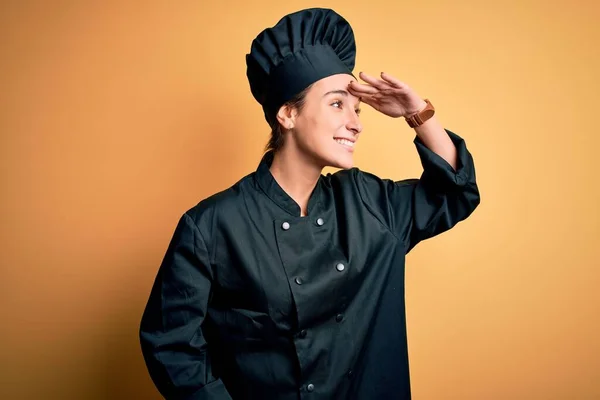 Giovane Bella Donna Chef Indossa Uniforme Fornello Cappello Piedi Sfondo — Foto Stock