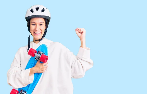 Linda Morena Jovem Mulher Vestindo Capacete Segurança Skate Gritando Orgulhoso — Fotografia de Stock