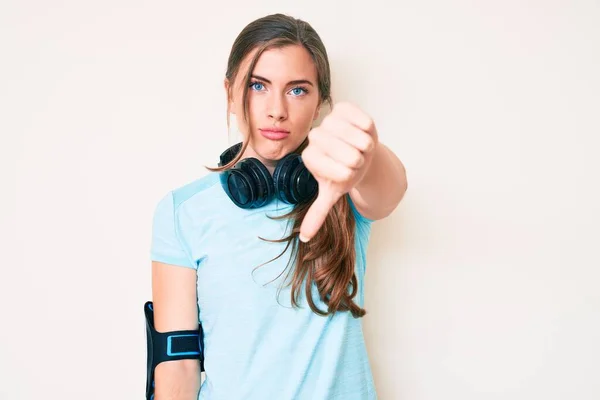 Bella Giovane Donna Caucasica Indossa Abiti Palestra Utilizzando Cuffie Cercando — Foto Stock