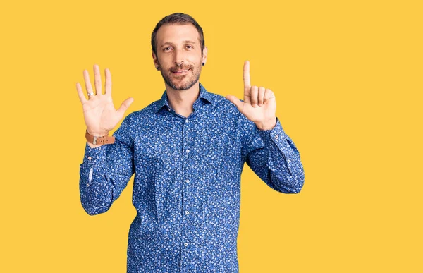 Junger Gutaussehender Mann Lässiger Kleidung Zeigt Mit Finger Nummer Sieben — Stockfoto