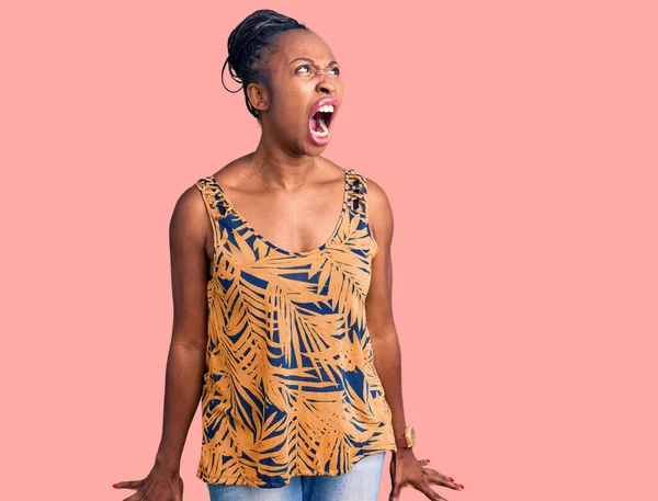 Młoda Afroamerykanka Luźnych Ciuchach Wściekła Szalona Krzycząca Sfrustrowana Wściekła Krzycząca — Zdjęcie stockowe