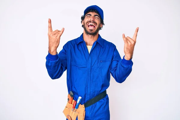 Bonito Jovem Com Cabelo Encaracolado Urso Weaing Handyman Uniforme Gritando — Fotografia de Stock