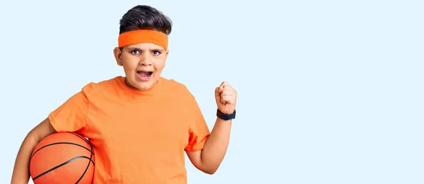 Niño Pequeño Sosteniendo Pelota Baloncesto Gritando Orgulloso Celebrando Victoria Éxito — Foto de Stock