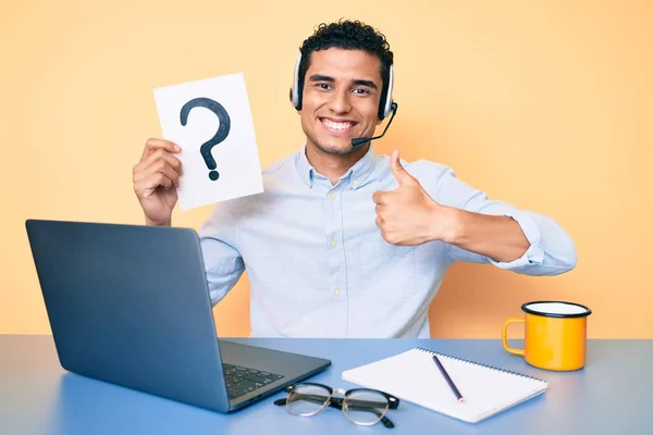 Junge Gut Aussehende Hispanische Mann Mit Fragezeichen Als Kundenbetreuung Lächelt — Stockfoto