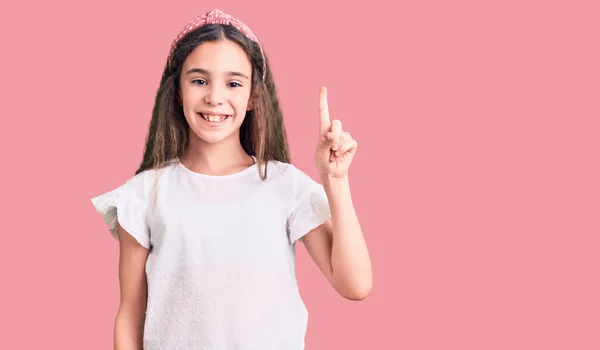 Söt Hispanic Barn Flicka Bär Casual Vit Tröja Peka Finger — Stockfoto