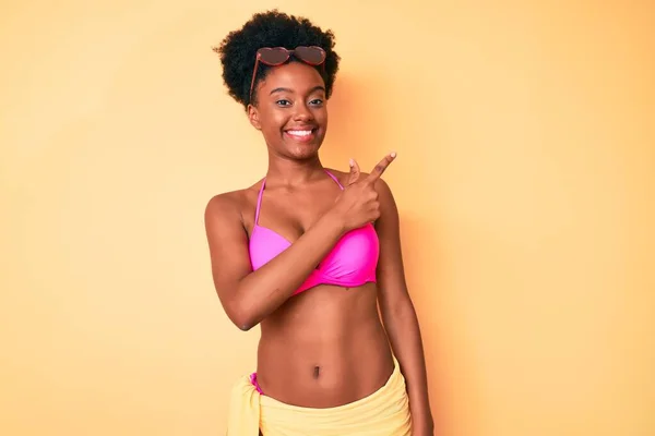 Genç Afro Amerikan Kadın Bikinili Neşeli Yüzünde Mutlu Doğal Bir — Stok fotoğraf