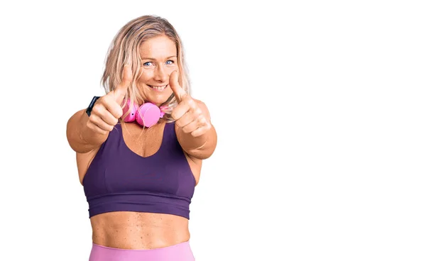 Mulher Loira Forma Meia Idade Vestindo Roupas Ginástica Usando Fones — Fotografia de Stock