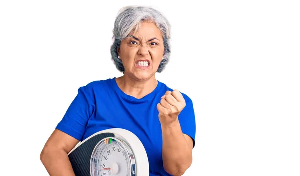 Mulher Sênior Com Cabelos Grisalhos Segurando Máquina Peso Para Equilibrar — Fotografia de Stock